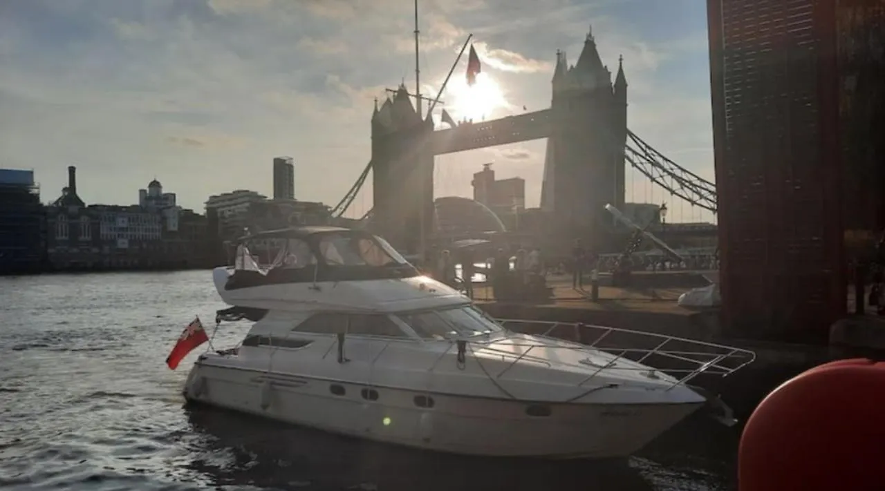 Yacht -Central London St Kats Dock Tower Bridge Botel