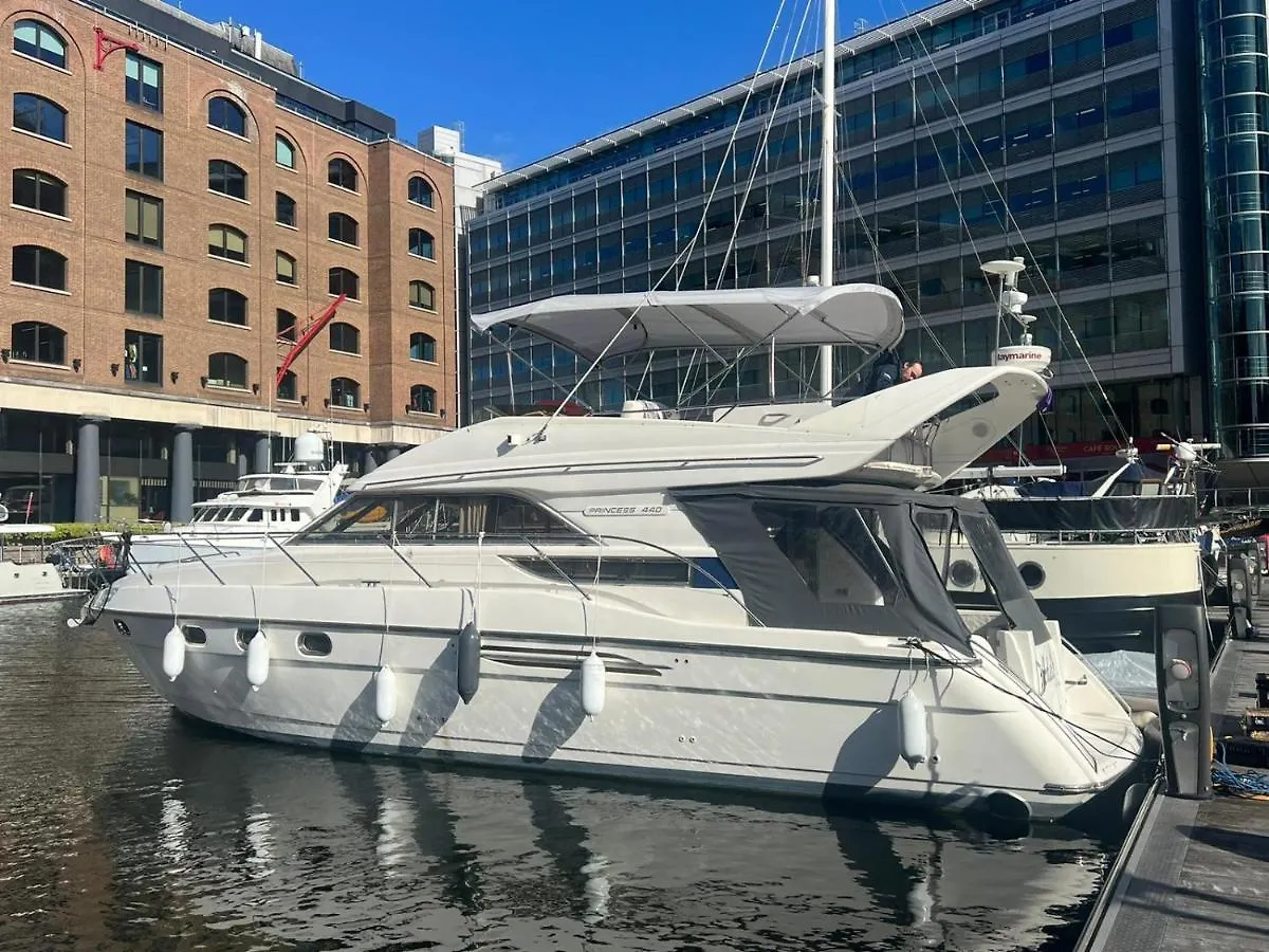 Botel Yacht -Central London St Kats Dock Tower Bridge